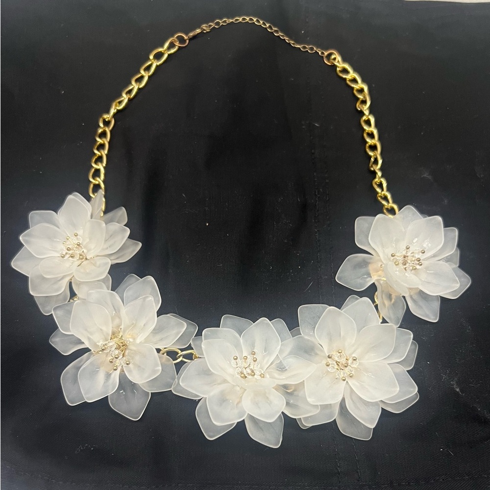 Chic Floral Necklace with Gold Chain